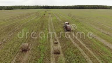 一种拖拉机，有一个带牵引的打包机，在收获的农田上用稻草打包